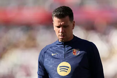 بعد إصابة خوان جارسيا.. تشيزني "المدخن" يستعيد مكانه في برشلونة